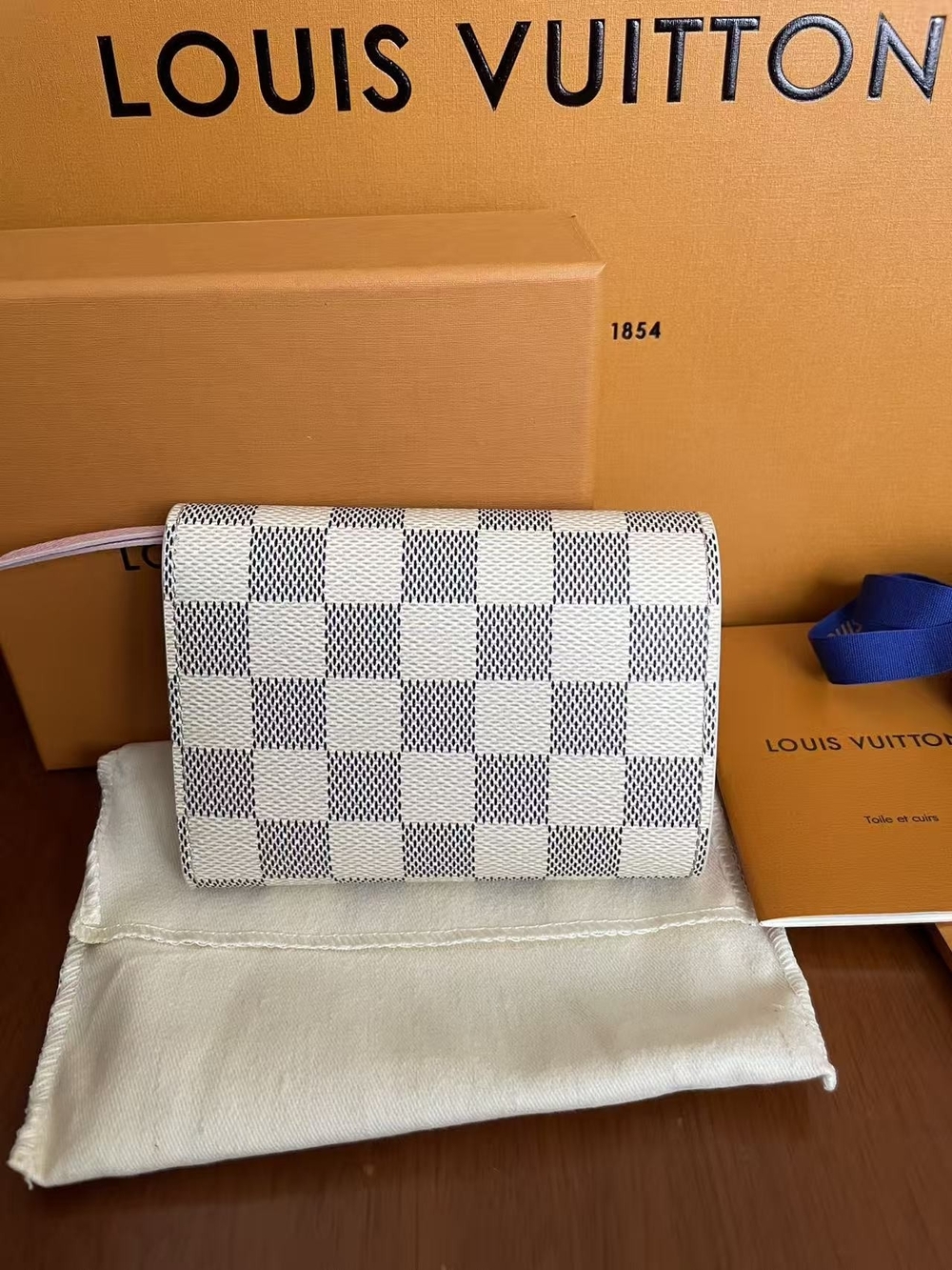 Louis Vuitton Damier Azur Compact Wallet in White/Pink - Picture 4 of 8